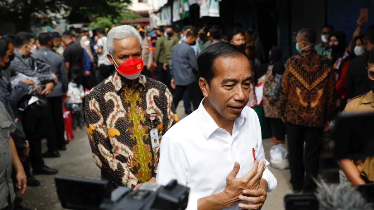 Jokowi Didampingi Ganjar Cek Harga Bahan Pokok di Pasar Tradisional Cegah Dampak Inflasi