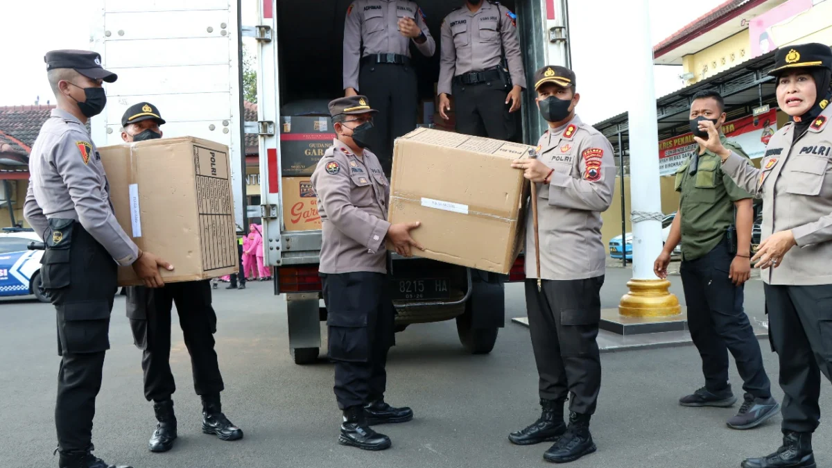 Polres Pekalongan Kota kirim bantuan ke korban gempa bumi Cianjur