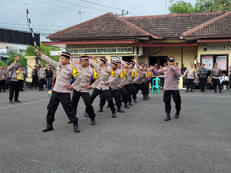 Bhabinkamtibmas Polsek Buaran Juarai Lomba Implementasi Quick Wins Polri dalam Wujud Yel-Yel