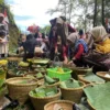 Ngalap Berkah, Warga dan Pengunjung Makan Nasi Selamatan Nyadran Gunung