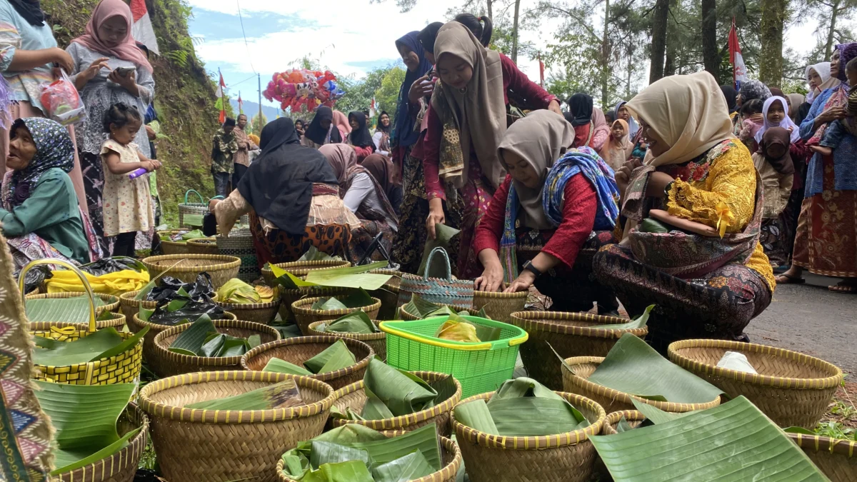 Ngalap Berkah, Warga dan Pengunjung Makan Nasi Selamatan Nyadran Gunung