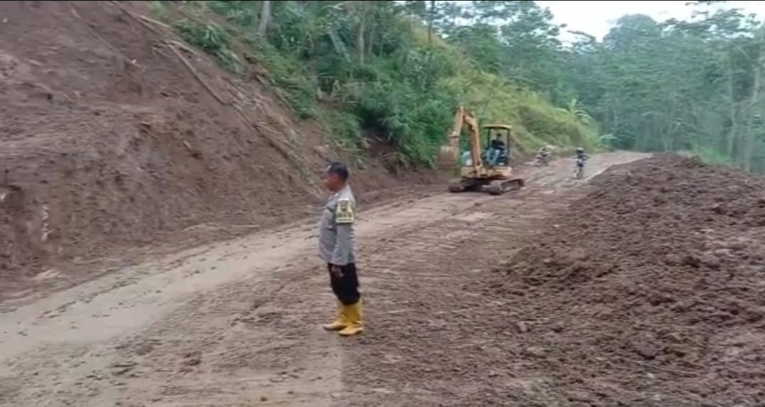 11 Hari Warga dan Petugas Singkirkan Longsor, Jalan Bodas-Klesem Bisa Dilalui Kendaraan