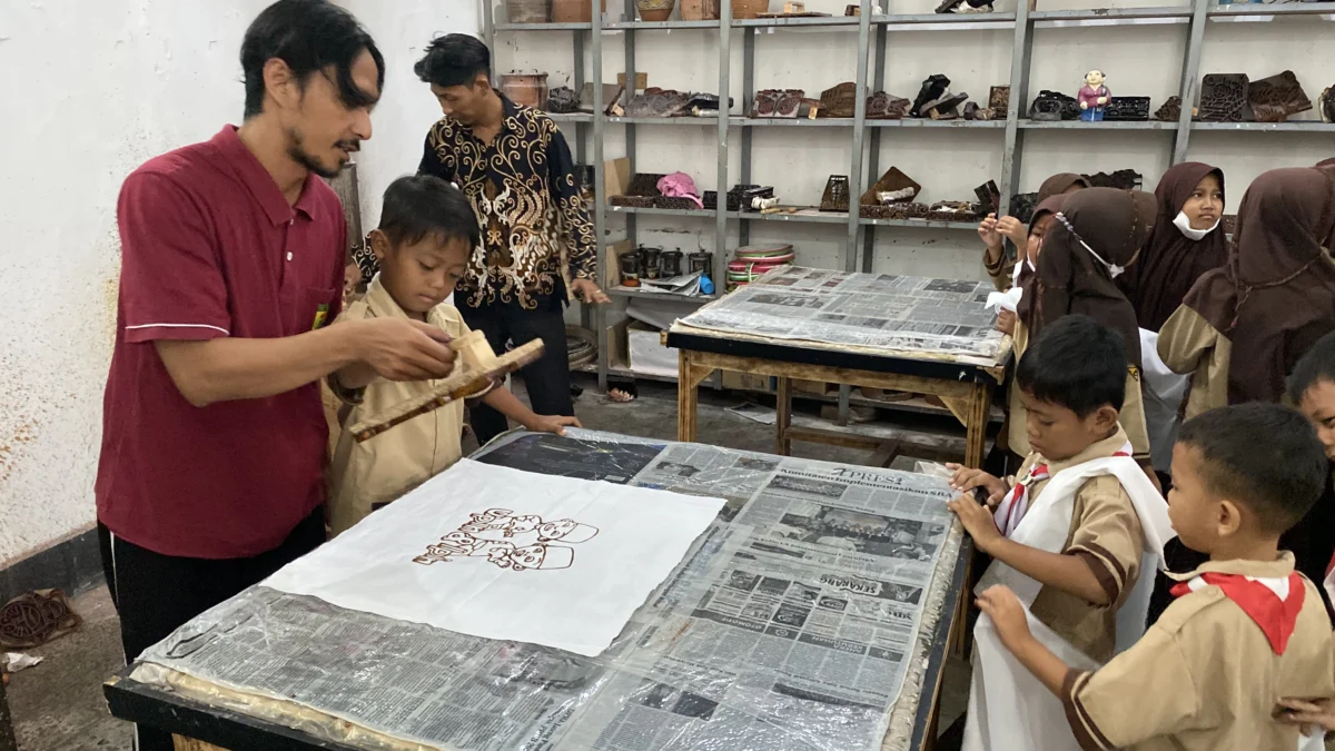 Pelajar Senang Bisa Membatik Kartun Favorit di Museum Batik