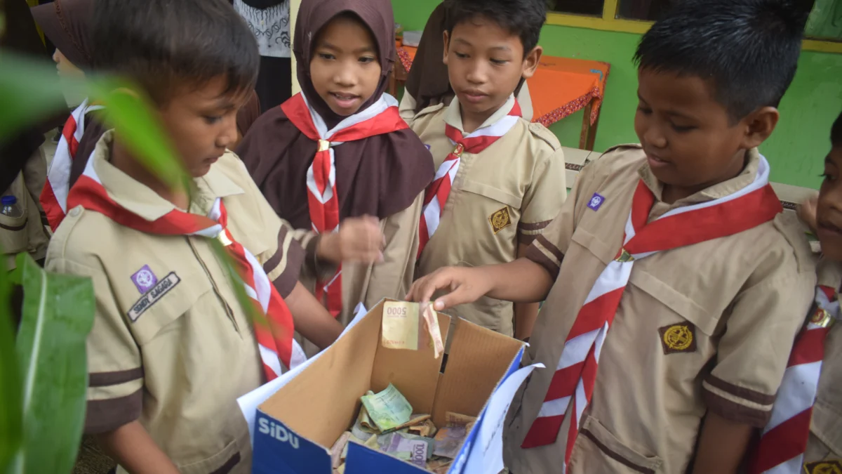 Pelajar SDN Komplek Karangasem Sisihkan Uang Saku Galang Donasi Gempa Cianjur