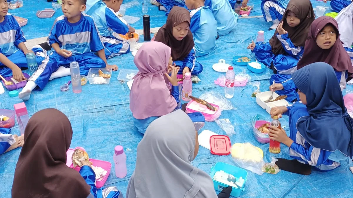 Siswa SDN Proyonanggan 03 Batang diajak gemar makan ikan dan sayur. (RADAR PEKALONGAN/NOVIA ROCHMAWATI)