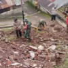 Rumah Sodikin Dihajar Longsor, Polsek dan Koramil Lebakbarang Bersihkan Longsoran