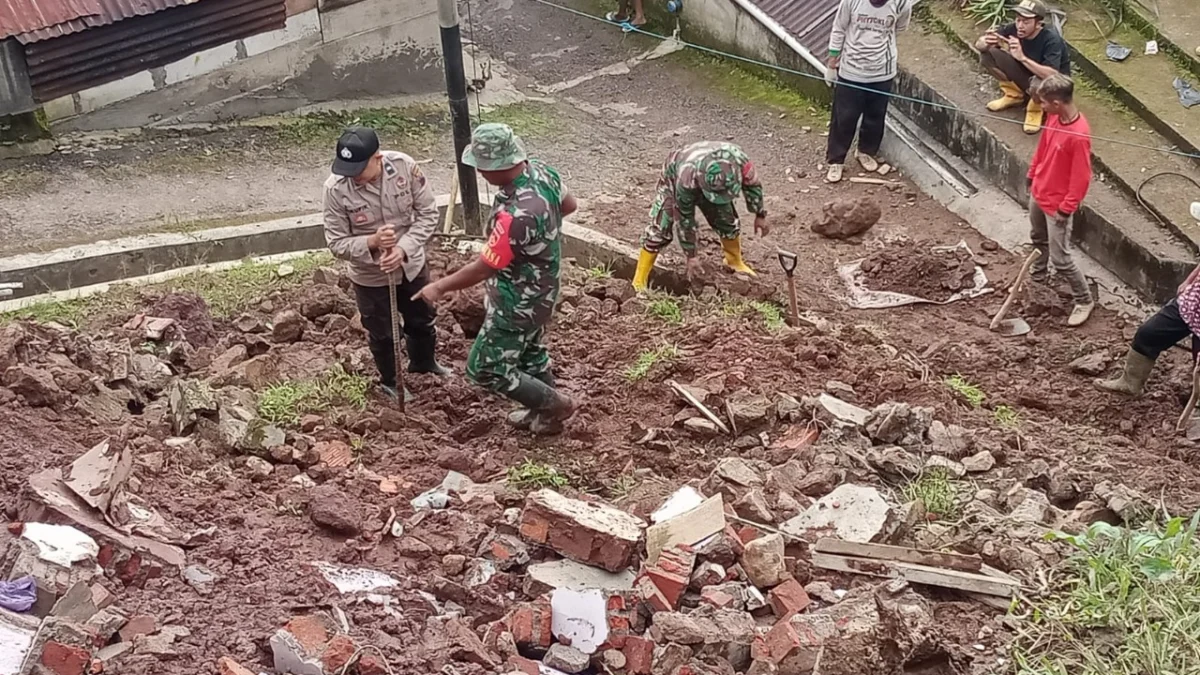 Rumah Sodikin Dihajar Longsor, Polsek dan Koramil Lebakbarang Bersihkan Longsoran