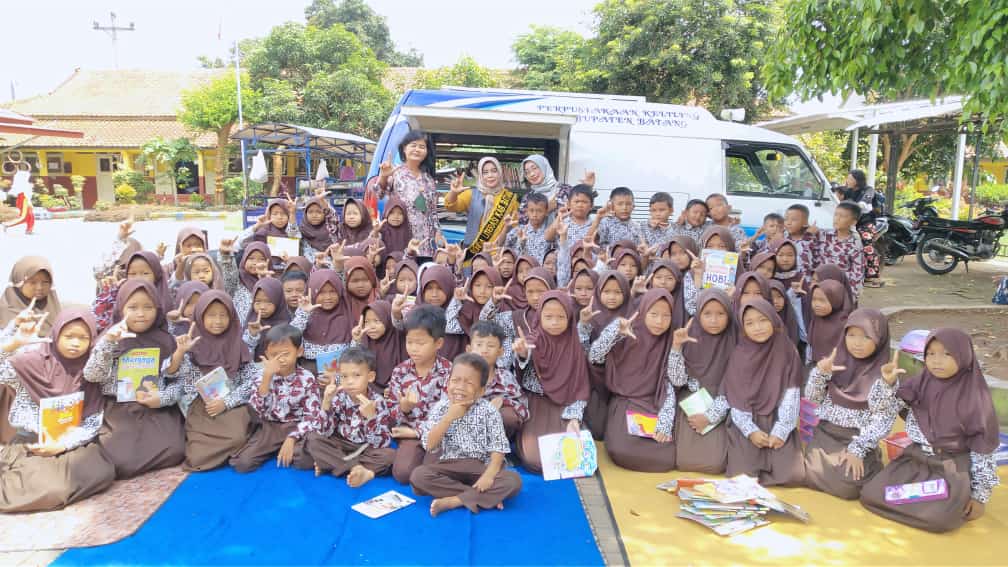 Bumikan Literasi, Bunda Literasi Batang Aktif Mendongeng Keliling Sekolah