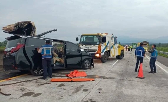 Alphard Sruduk Trailer di Jalan Tol, 3 Orang Meninggal