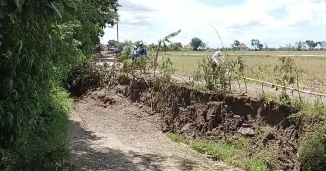 Pergeseran Tanah Masih Terjadi, di Lokasi Jalan Ambles di Sragi