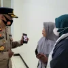 Kapolsek pekalongan utara berbincang dengan warga yang ingin mengadopsi si bayi