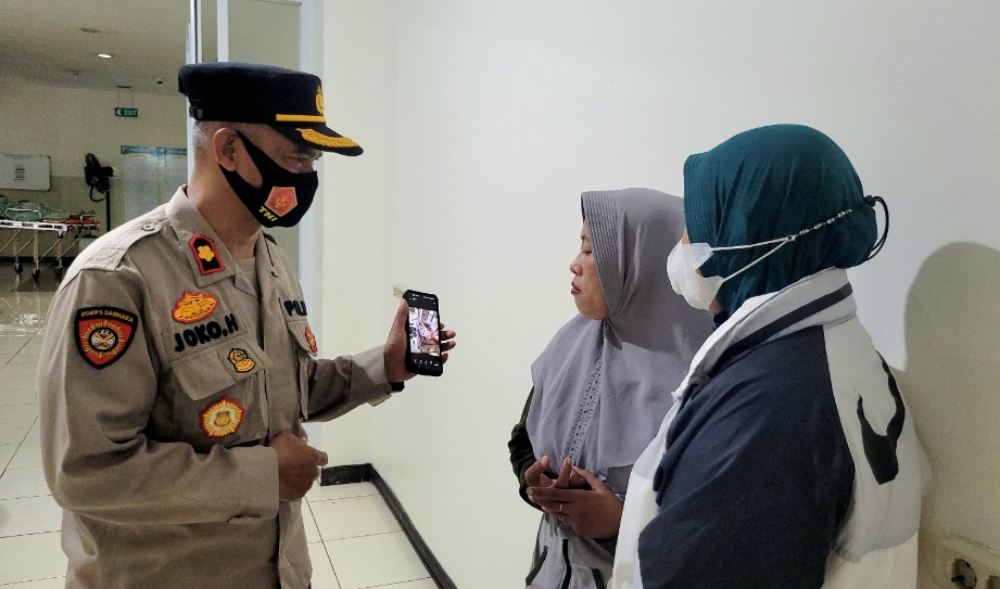 Kapolsek pekalongan utara berbincang dengan warga yang ingin mengadopsi si bayi