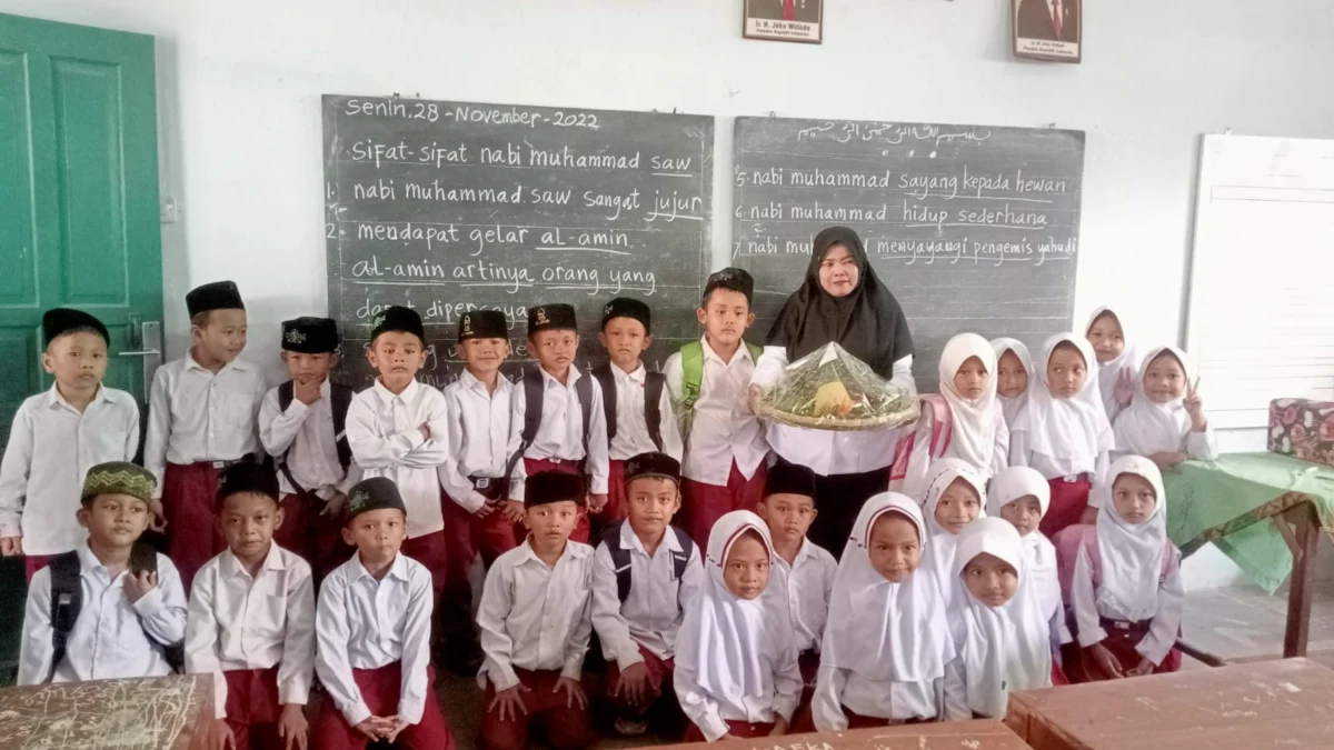 Rayakan Hari Guru Nasional, Siswa Kelas 1 Beri Kejutan