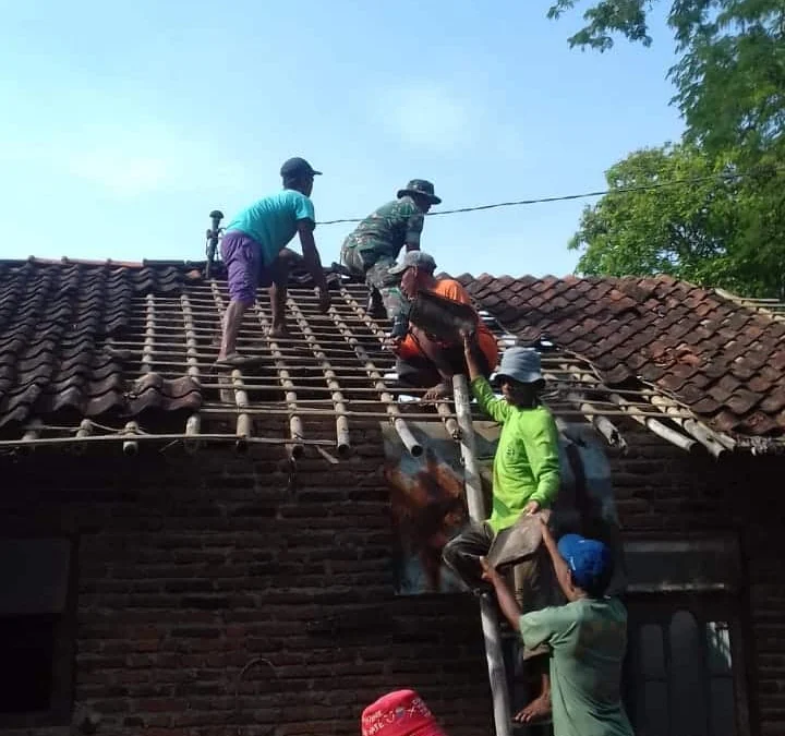 Rumah Marwiyah Rawan Ambruk, Babinsa Koramil Bojong Bersama Warga Gotong-rotong Memperbaikinya