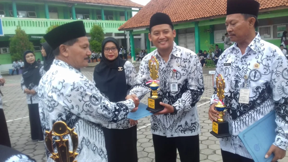 HUT 77 PGRI, Guru SMKN 1 Dukuhturi Tegal Raih Juara Dua