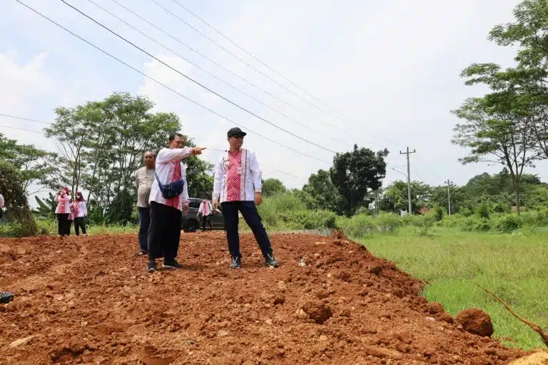 Wali Kota Pekalongan HA Afzan Arslan Djunaid bersama Bagian PBJ Minbang meninjau progres pengurukan lahan masjid ikonik Pekalongan Baru, Selasa (22/11/2022).