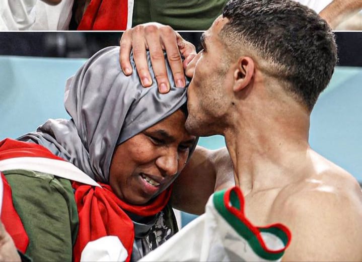 Bikin Haru, Momen Achraf Hakimi Peluk dan Cium Sang Ibu usai Maroko Kalahkan Belgia