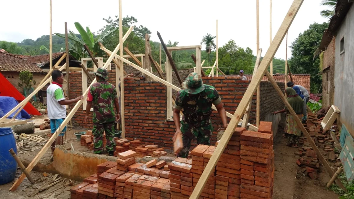 Babinsa Koramil Kajen Bersama Warga Gotong-royong Bangun Rumah Ahmad Betu