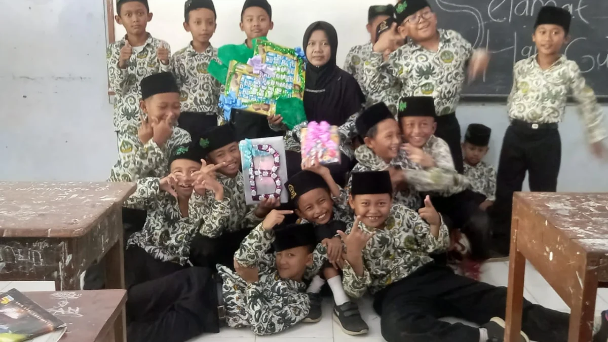 Hari Guru Nasional, Siswa MI YMI Wonopringgo 01 Kelas 4 Beri Kado Spesial