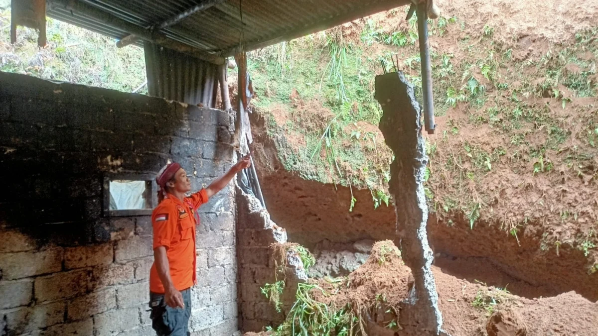 Dihantam Longsor, Dinding Rumah Milik Warga Kwadungan Jebol