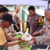 Melihat Kepedulian Polsek Pekalongan Utara Bagikan Nasi Gratis untuk Warga Terdampak Banjir