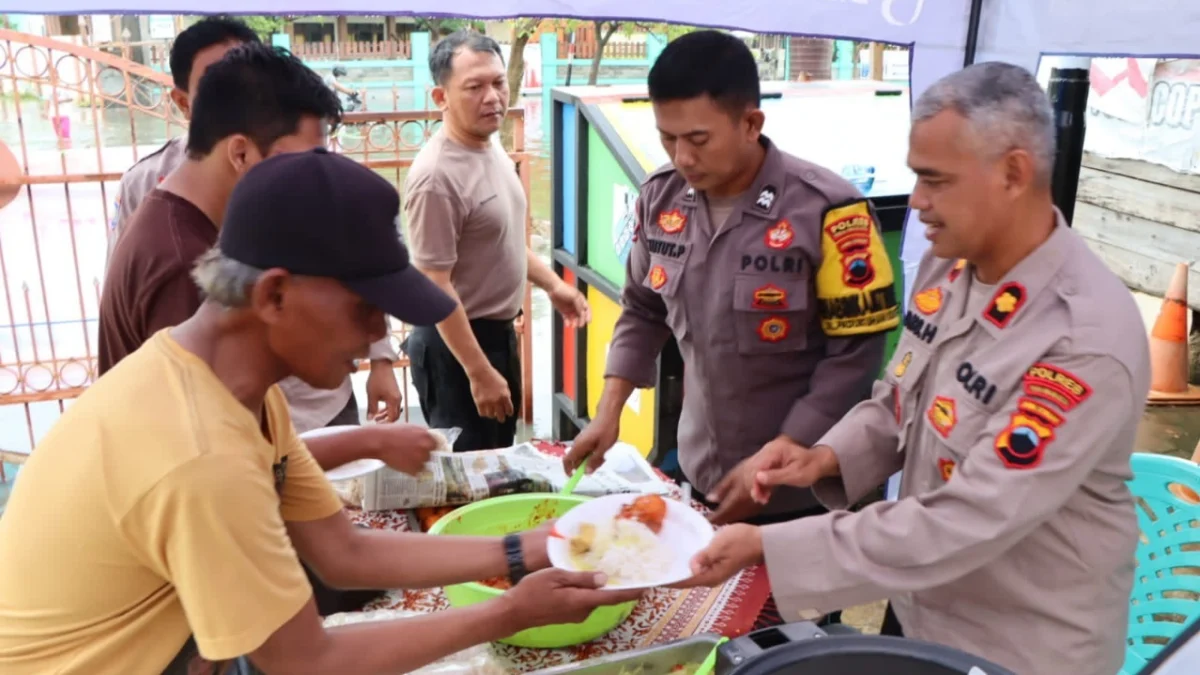 Melihat Kepedulian Polsek Pekalongan Utara Bagikan Nasi Gratis untuk Warga Terdampak Banjir