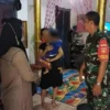 Babinsa Kodim Pekalongan Beri Makanan Tambahan ke Anak Stunting