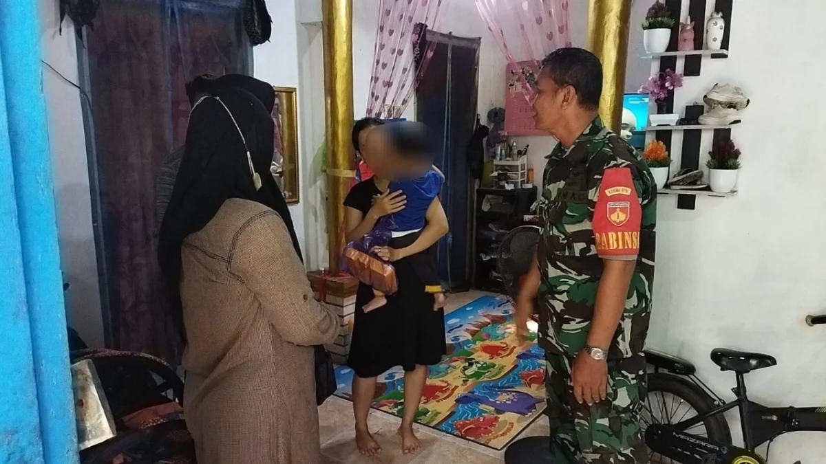 Babinsa Kodim Pekalongan Beri Makanan Tambahan ke Anak Stunting