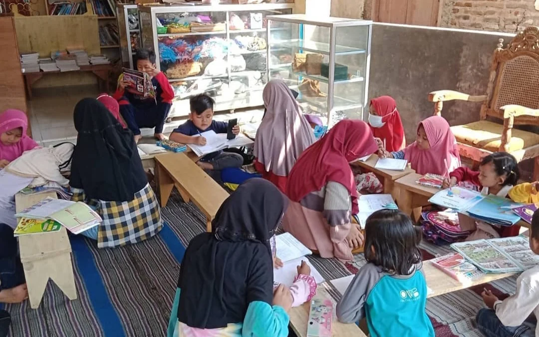 Anak-Anak Desa Dibekali Bahasa Inggris 