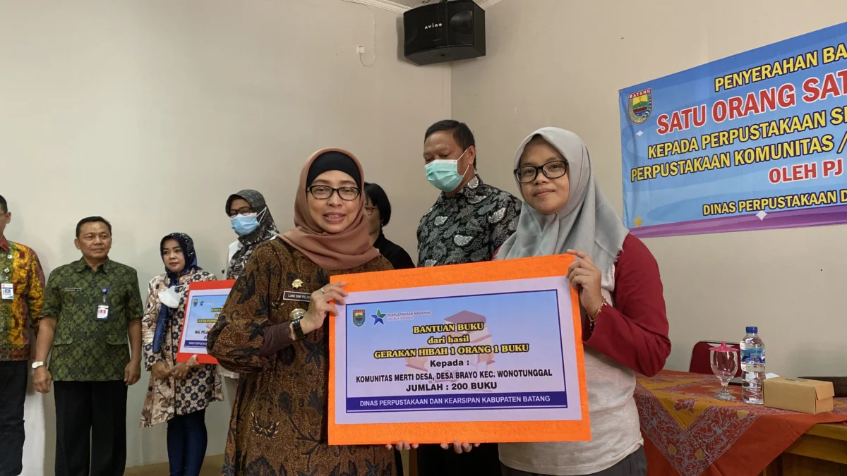 Alhamdulillah, 31 Perpustakaan di Batang Terima Buku Gerakan Hibah 1 Orang 1 Buku