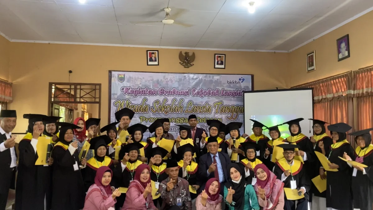 Sekolah Tangguh Lansia Proyonanggan Selatan Wisuda 30 Lansia