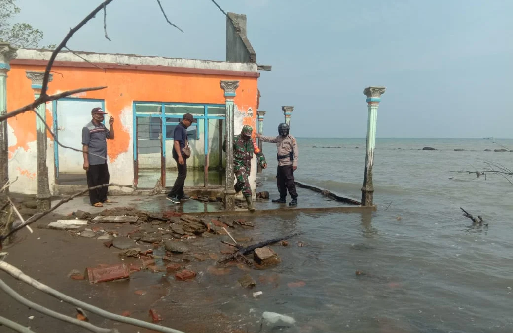 Teras Rumah di Pulau Simonet Lautan Lepas