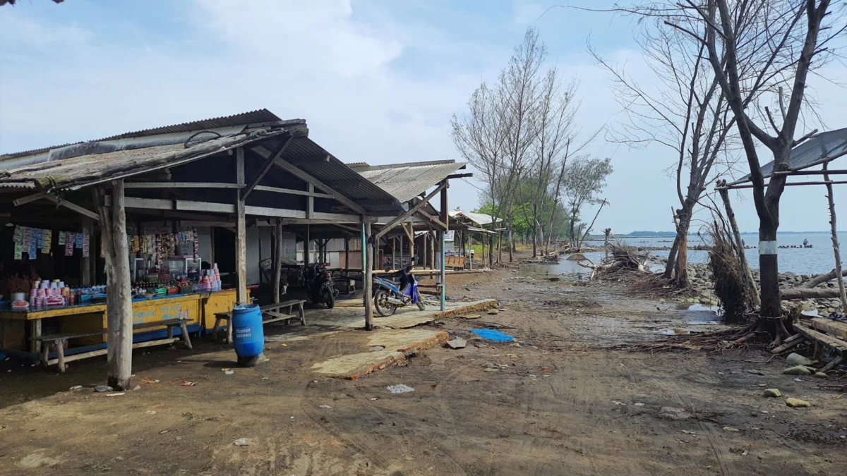 Laju Abrasi Obyek Wisata Pantai Depok di Pekalongan Kian Parah