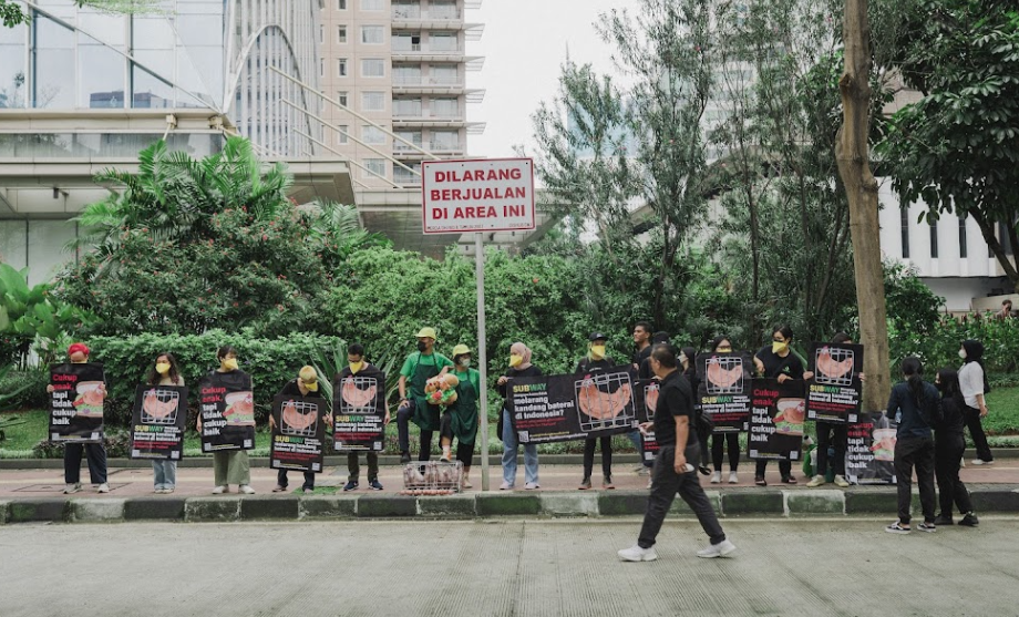 Aksi Teatrikal Koalisi NGO: Desak Subway Terapkan Standar Kesejahteraan Hewan yang Lebih Tinggi