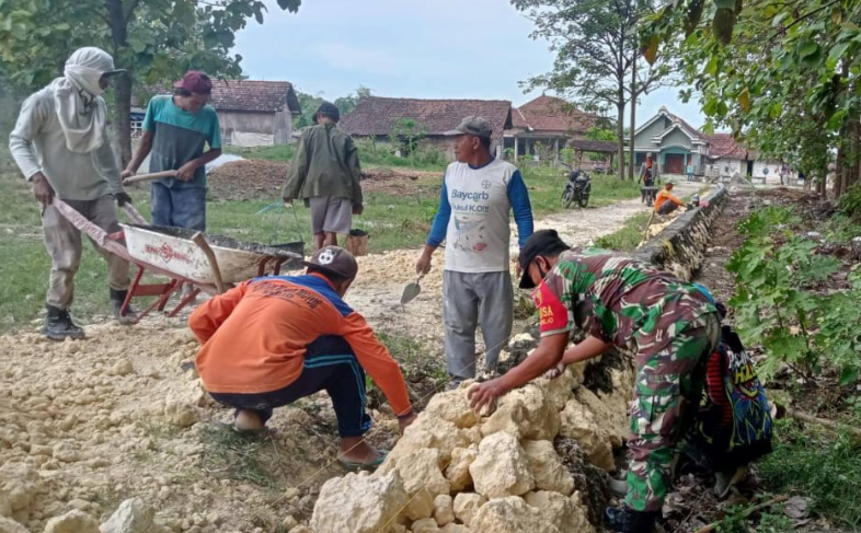 Babinsa Bluluk Dikerahkan Lancarkan Pemulihan Ekonomi Desa