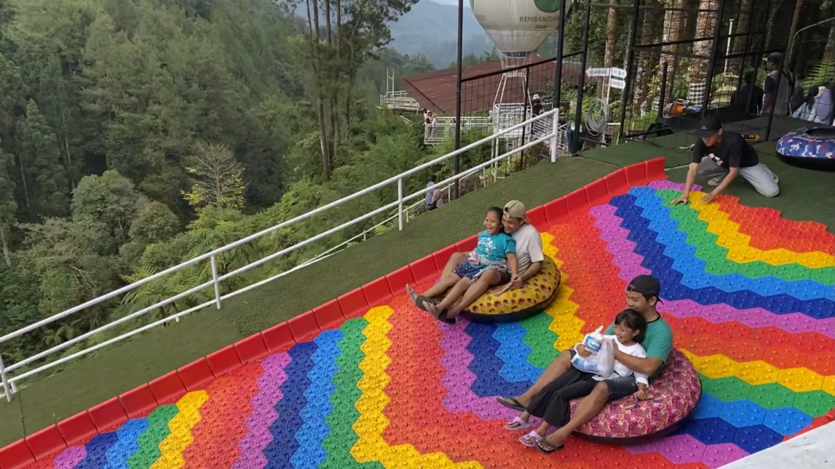 Ketagihan, Fatur sampai 3 Kali Seluncuran di Rainbow Slide Kembanglangit Park