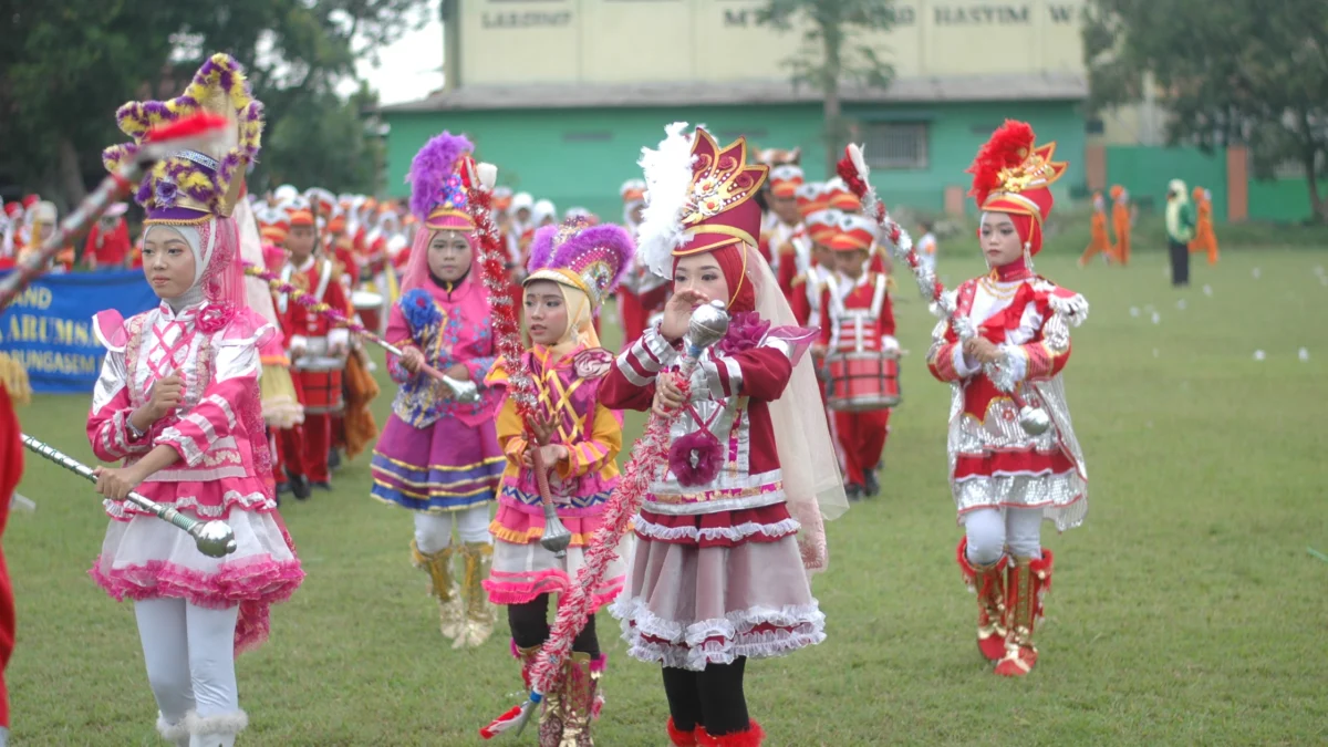 Peringati HGN, PGRI Cabang Warungasem Gelar Parade Drumband