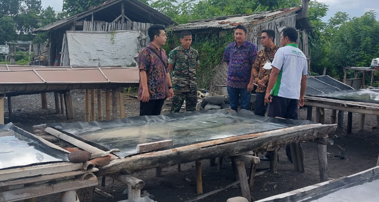 Dandim Klungkung Beri Motivasi Produsen Garam