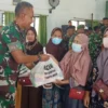 Dandim Lamongan Bagikan Sembako dan Vitamin