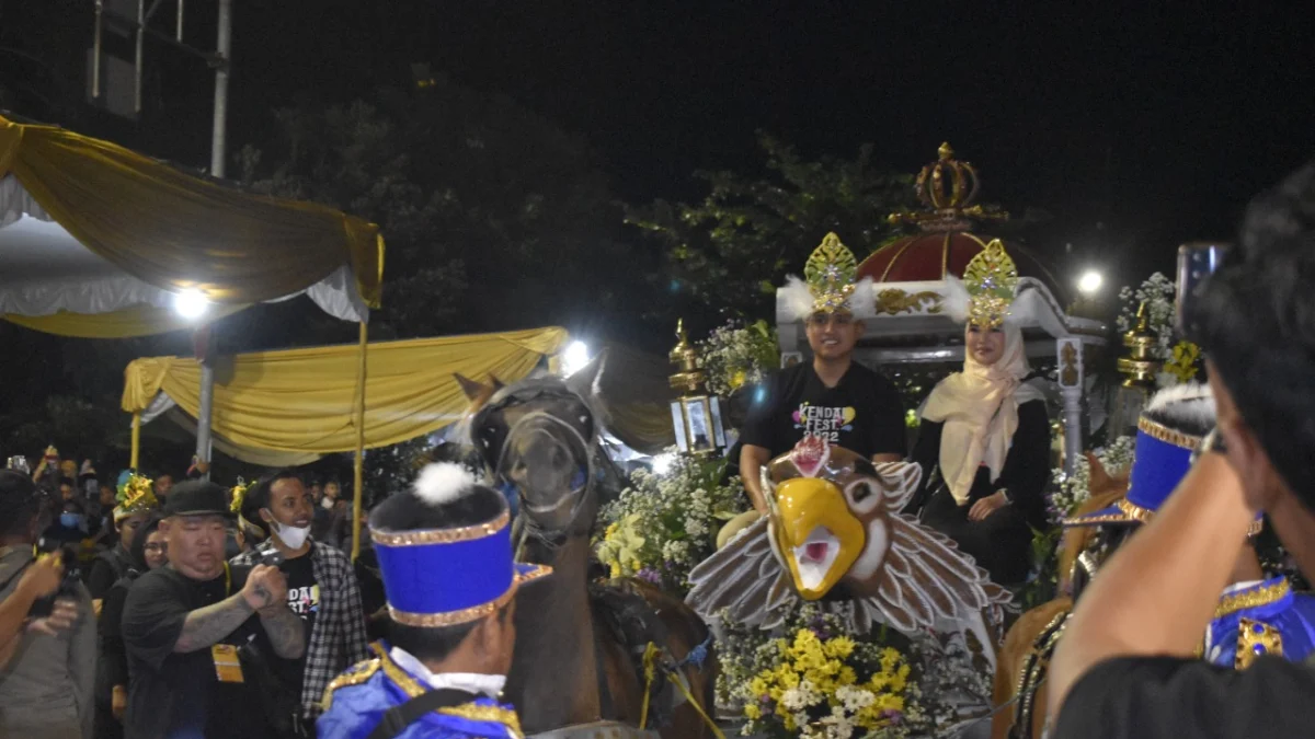 Meriahnya Kendal Night Carnival 2022, Bupati dan Istri Naik Kereta Kencana