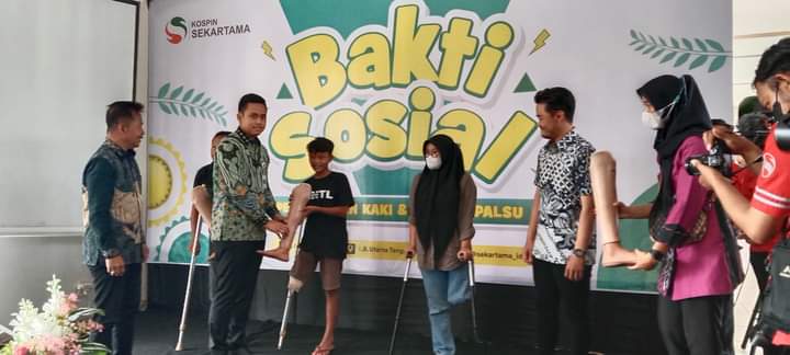 Serahkan Bantuan Disabilitas, Bupati Kendal Ikut Pasangkan Tangan dan Kaki Palsu