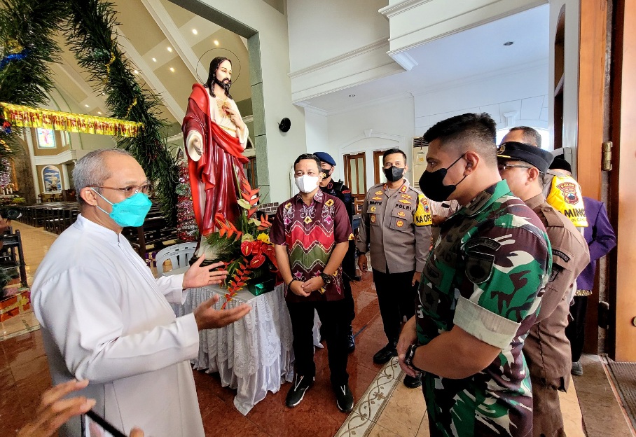 Wali Kota Pekalongan bersama jajaran forkopimda dan FKUB mengunjungi Gereja Katolik Santo Petrus Pekalongan untuk mengecek kesiapan perayaan Natal 2022, Sabtu (24/12/2022).