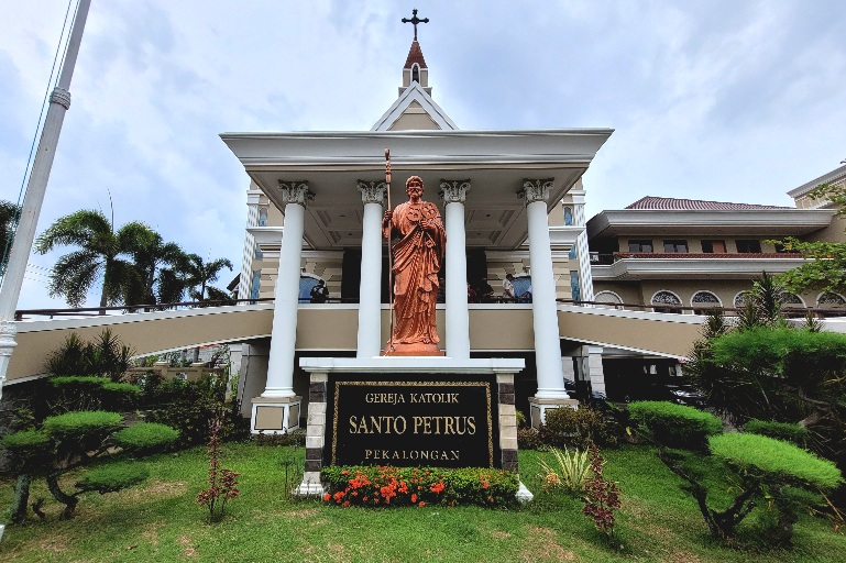 Gereja Katolik Santo Petrus Pekalongan mengadakan beberapa kali ibadah Misa Natal pada Natal 2022.