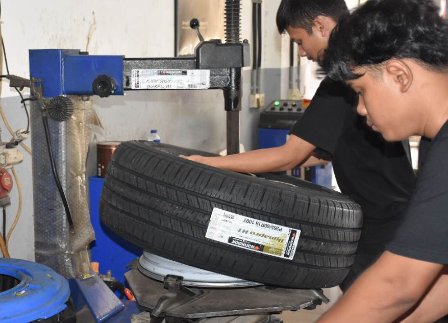 Hankook Donasikan Ban untuk Mendukung Instansi Pelayanan Publik di Cikarang