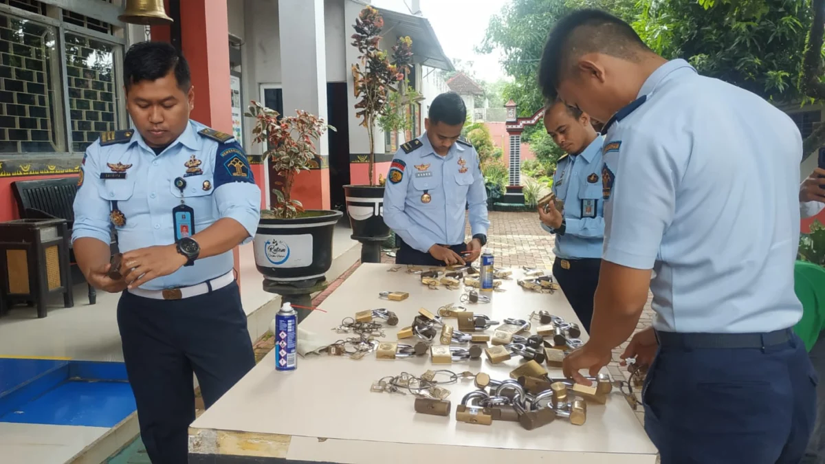 Tingkatkan Keamanan, Lapas Kelas II B Batang Lakukan Pembersihan Gembok Hunian