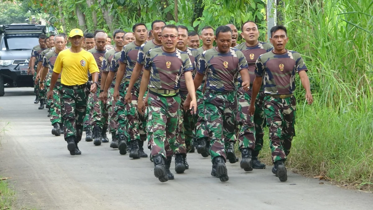 Prajurit Kodim Pekalongan melalukan pembinaan fisik berupa hanmars atau jalan sejauh 5 km