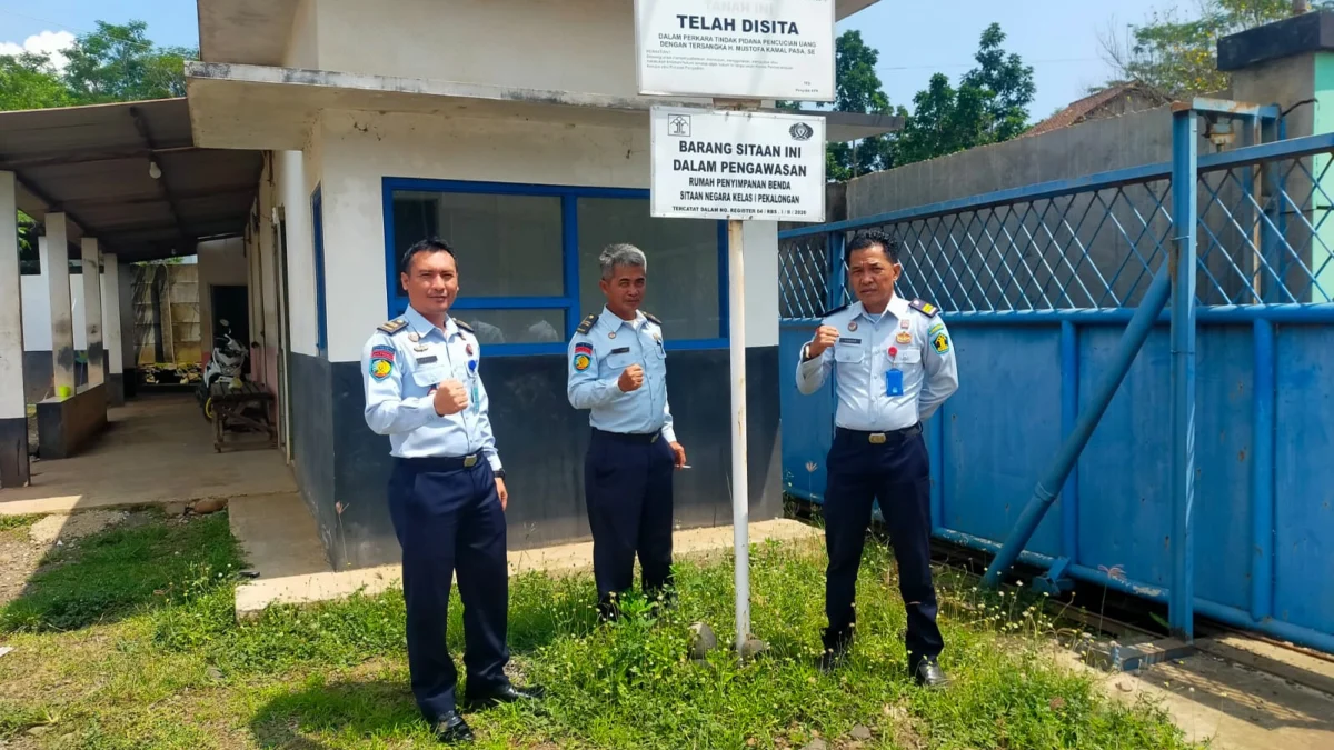 Rupbasan Pekalongan melakukan survei dan pemeliharaan benda sitaan KPK berupa properti di Desa Krengseng, Kecamatan Gringsing, Kabupaten Batang, Senin 5 Desember 2022.