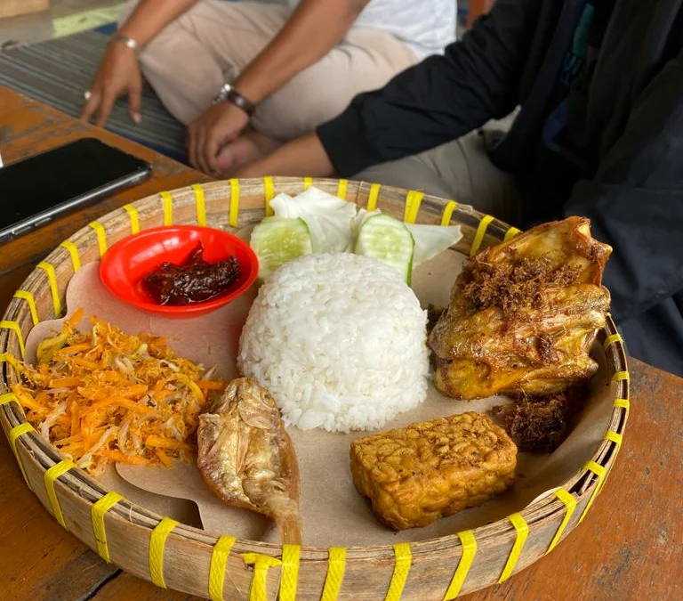 Warung Kang Cepot Sajikan Masakan Sunda di Tengah Sawah Pinggir Pantura