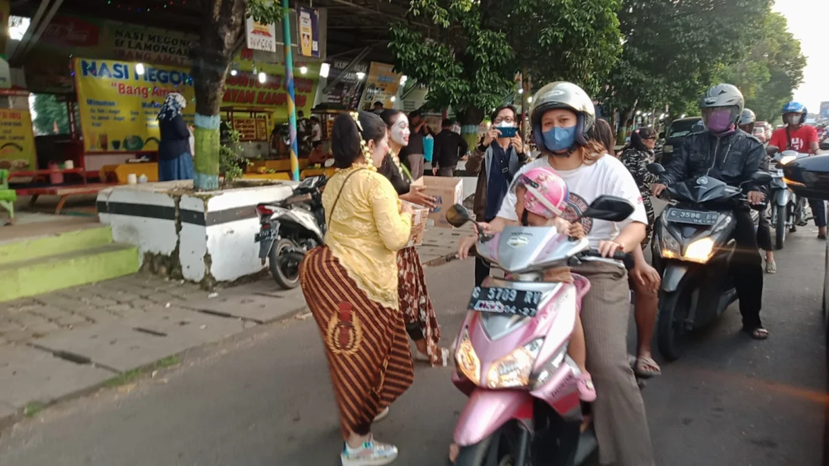 Tak Hanya Menghibur, Badut Dower Turut Ajak Masyarakat Donasi Peduli Cianjur