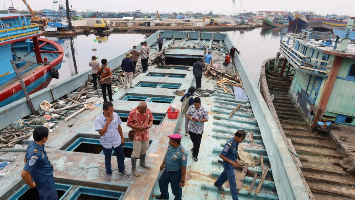 Kapal mangkrak di alur Sungai Loji Kota Pekalongan mulai dibongkar.